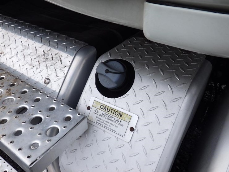 2012-freightliner-cascadia-125-image-15