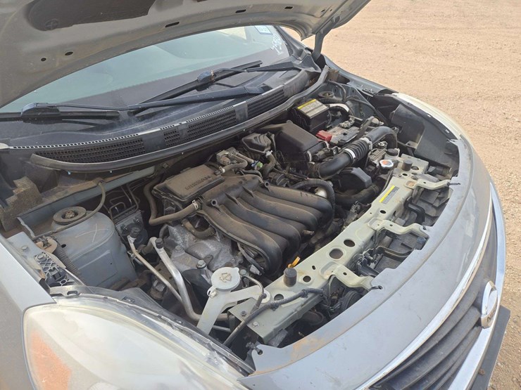2014-nissan-versa-sv-sedan-4d-image-19