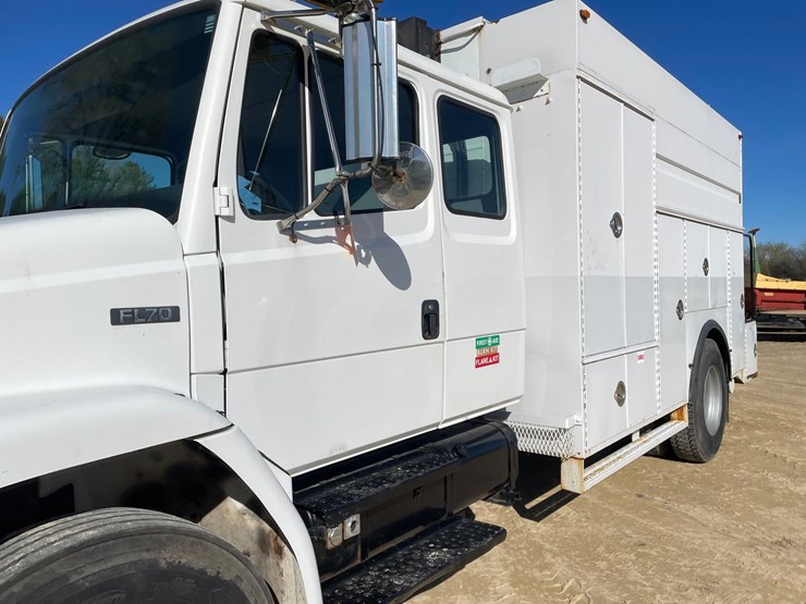 2003-freightliner-fl70-image-24