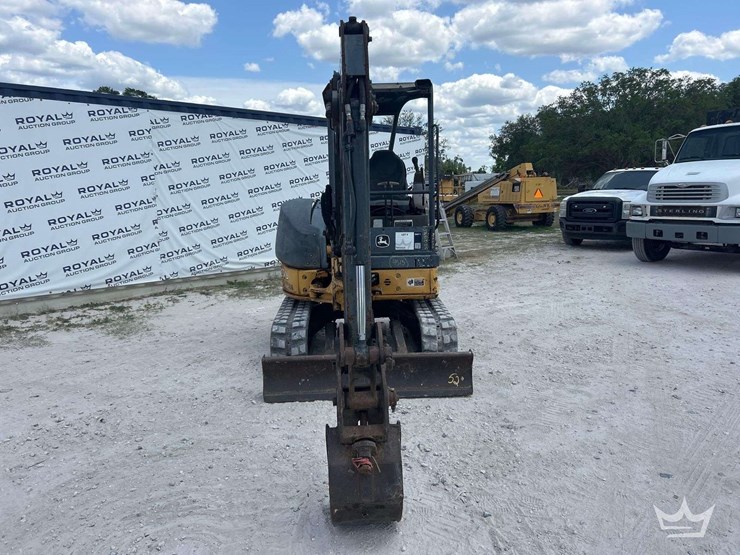 2013-deere-27d-image-21