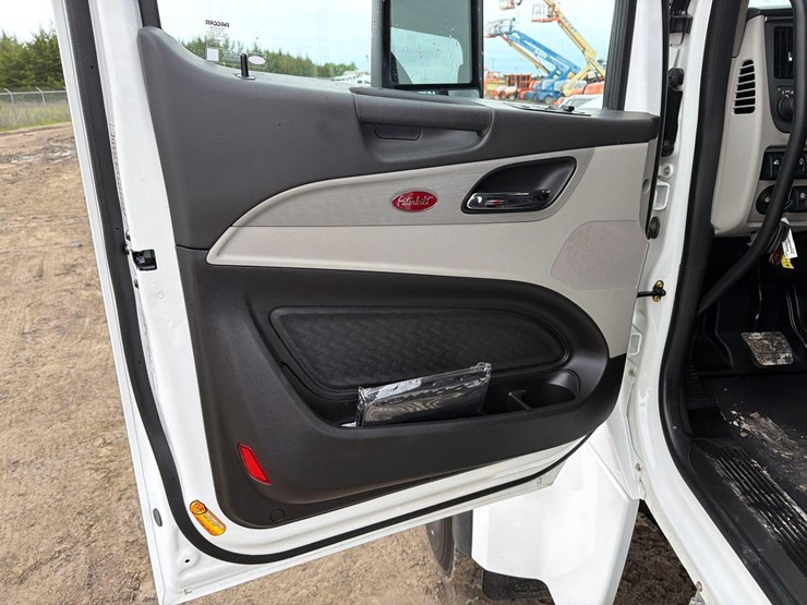 peterbilt-567-image-31