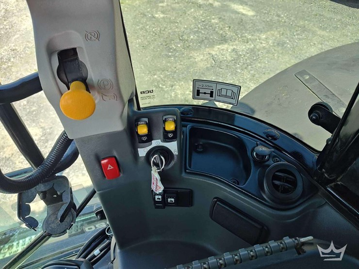 2022-jcb-fastrac-4220-image-21