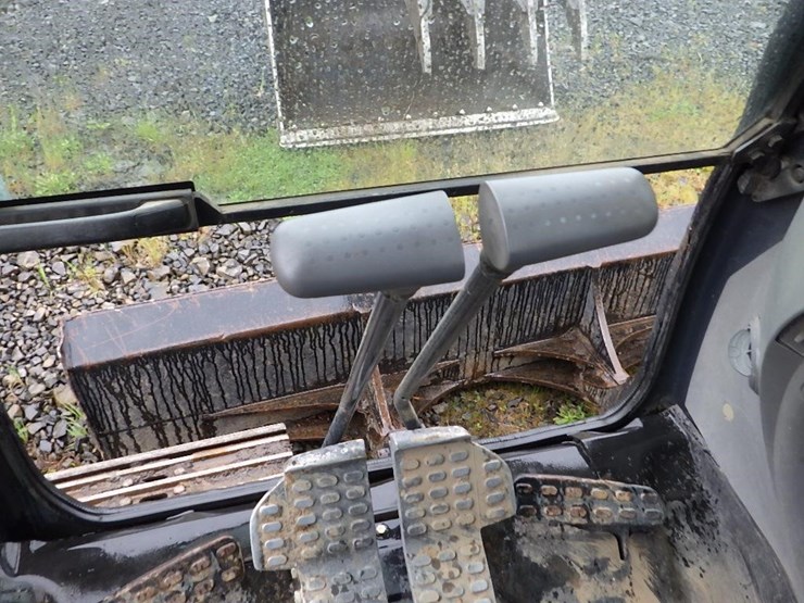 deere-135g-image-38