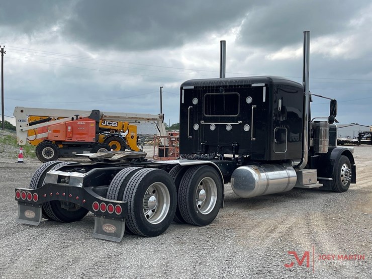 2019-peterbilt-389-image-3
