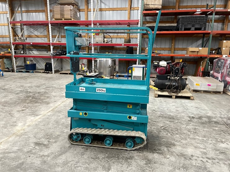#304-•-2012-airman-encl040-track-drive-scissor-lift-image-6