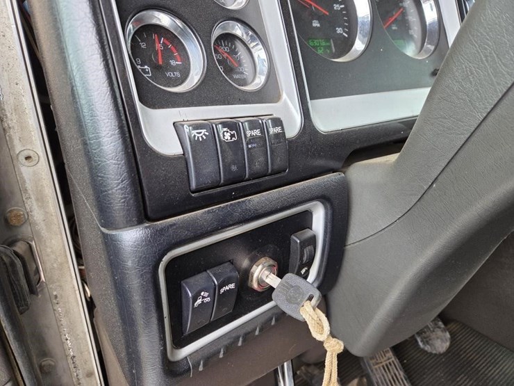 2012-kenworth-t800-image-13