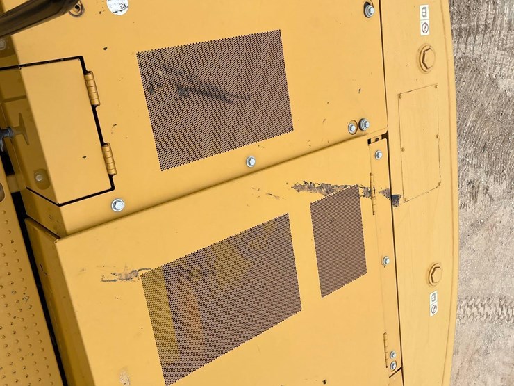 caterpillar-320-image-12