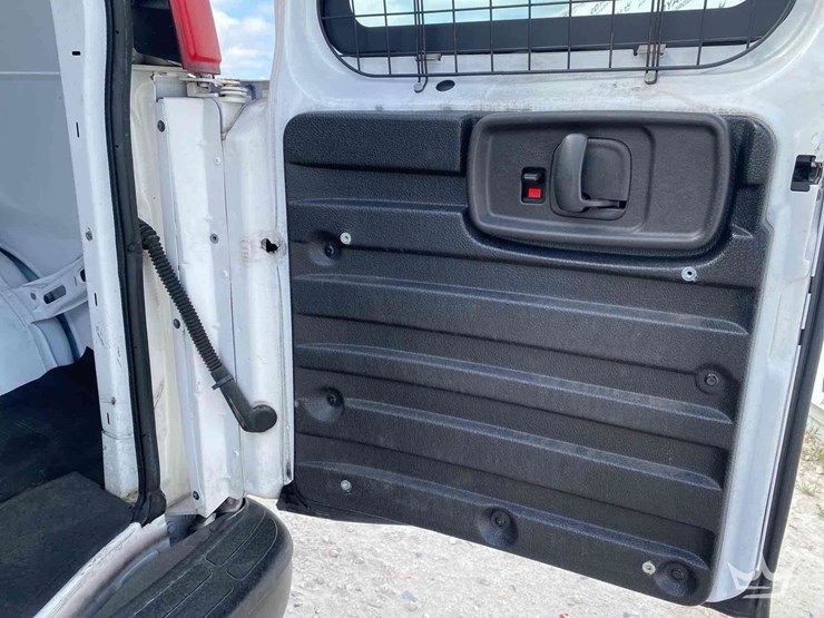 2011-chevrolet-express-2500-image-13