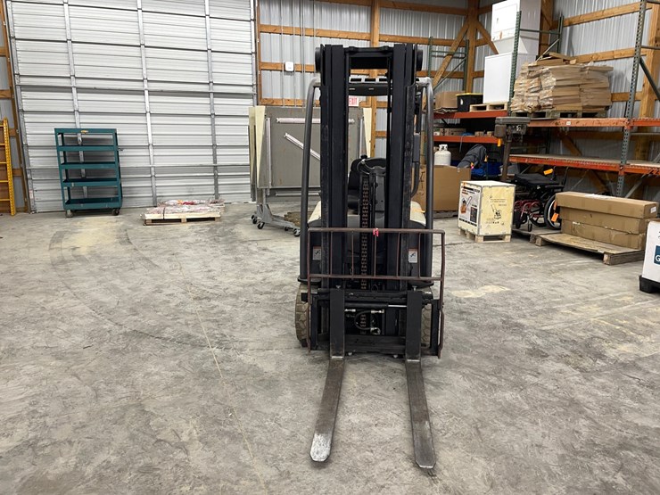 #300-•-crown-3,000lbs.-electric-forklift-image-2
