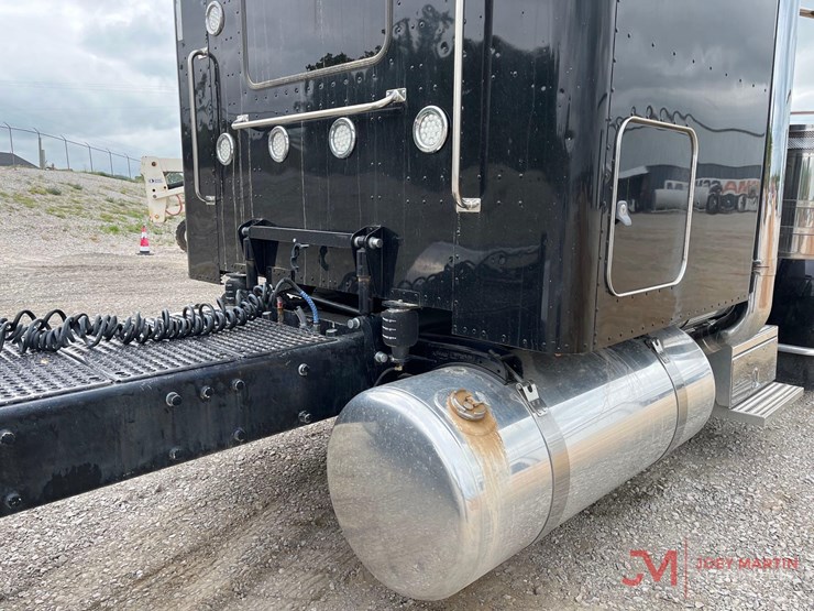 2019-peterbilt-389-image-11