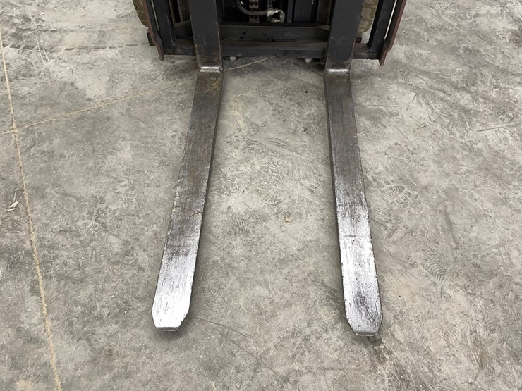 #300-•-crown-3,000lbs.-electric-forklift-image-25