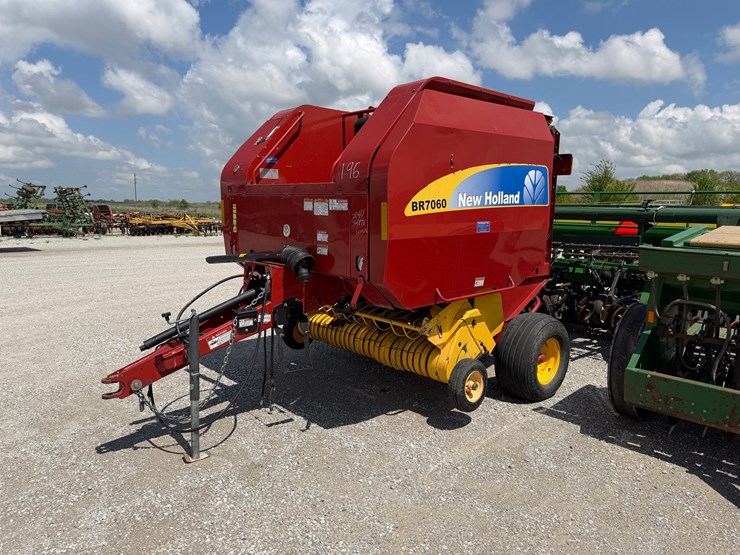 2014-new-holland-br7060-image-1