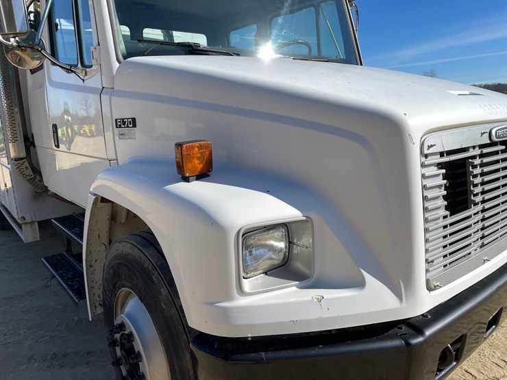 2003-freightliner-fl70-image-13