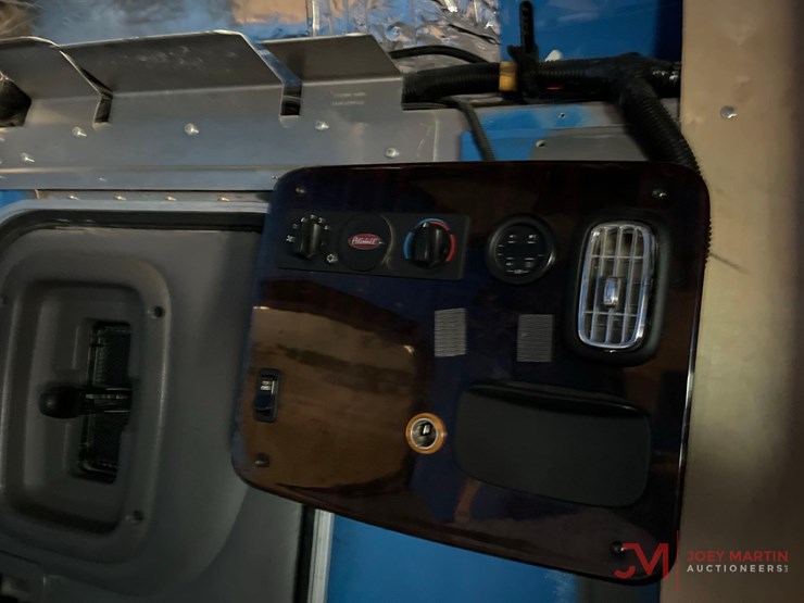 2019-peterbilt-389-image-22