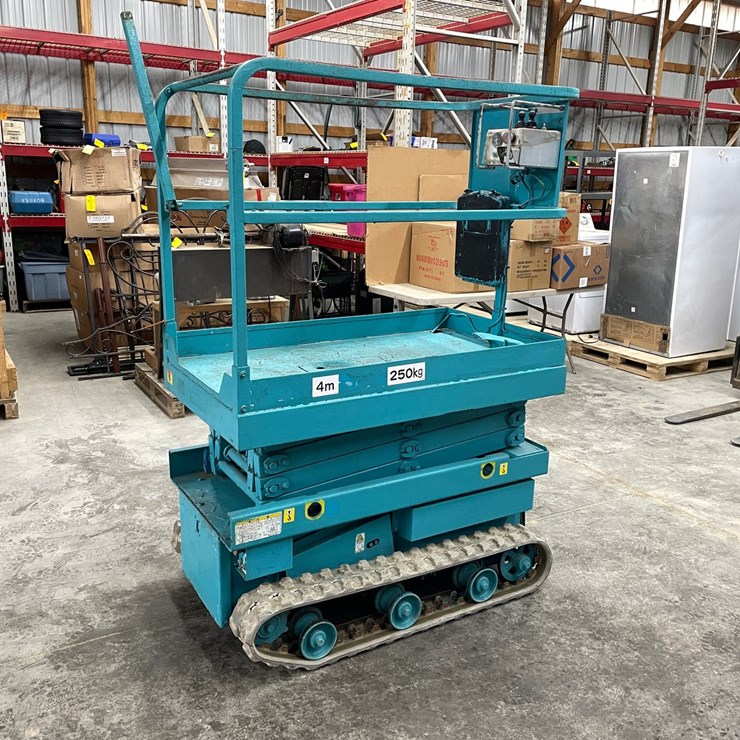 #304 • 2012 Airman ENCL040 Track Drive Scissor Lift