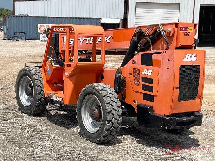 2016-jlg-8042-image-4