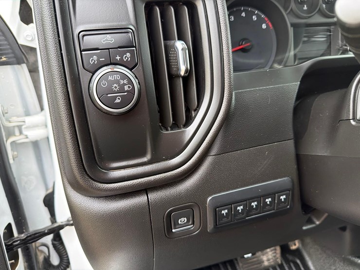2022-chevrolet-3500-image-24