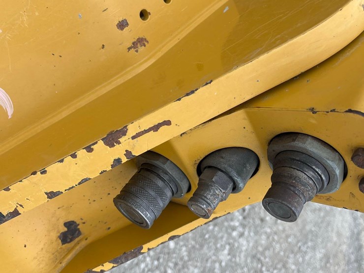 2019-caterpillar-242d-image-10
