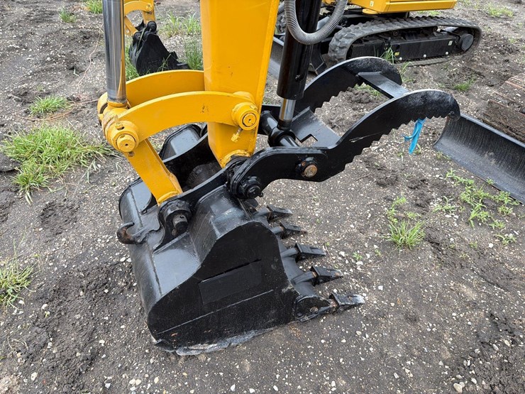 caterpillar-305.5-image-19