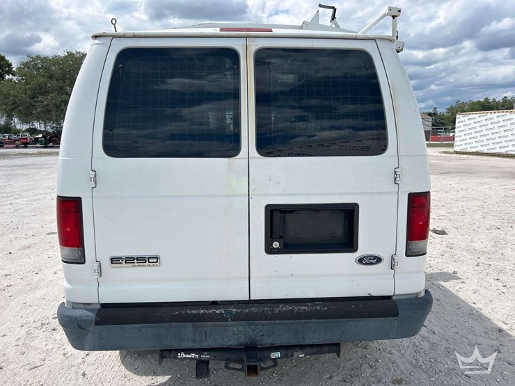 2011-ford-cargo-image-24