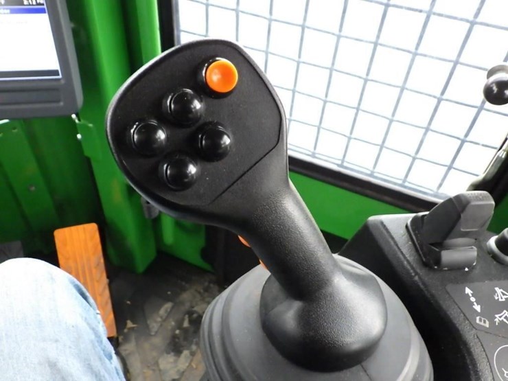 2022-deere-648l-image-32