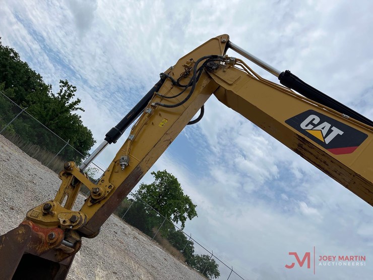 caterpillar-320-image-18