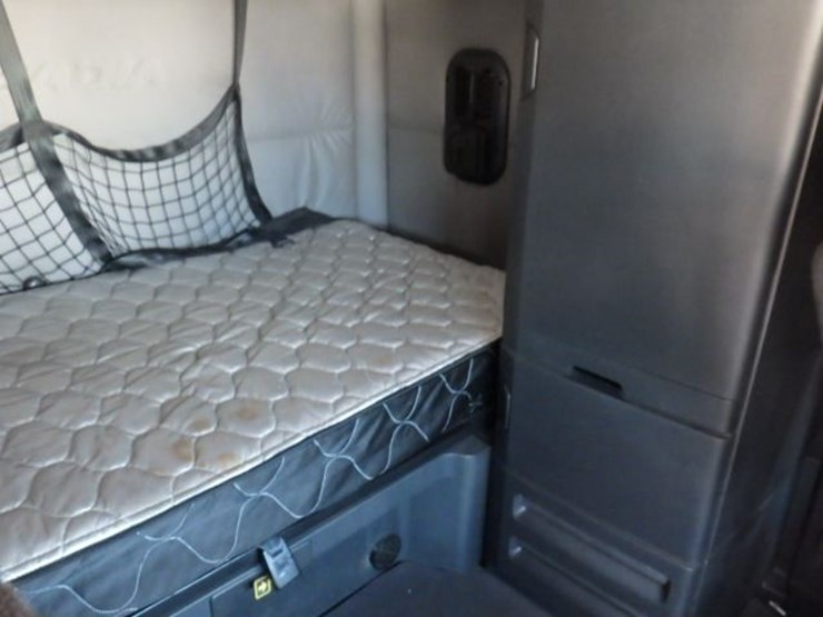 2019-freightliner-cascadia-126-image-4