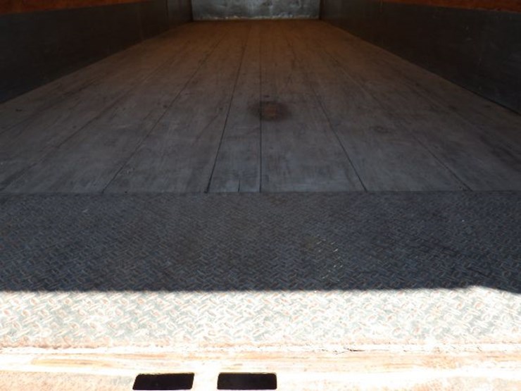 2015-freightliner-m2-106-image-8