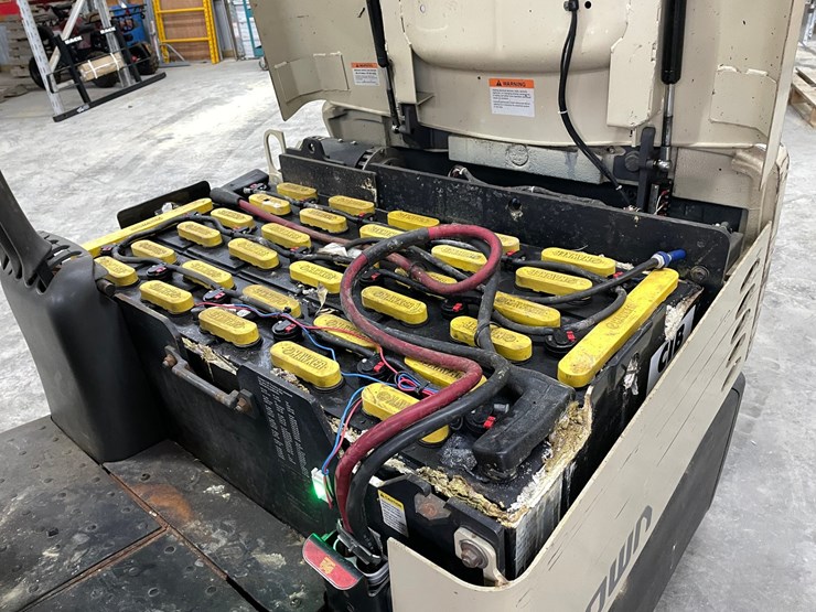 #300-•-crown-3,000lbs.-electric-forklift-image-27
