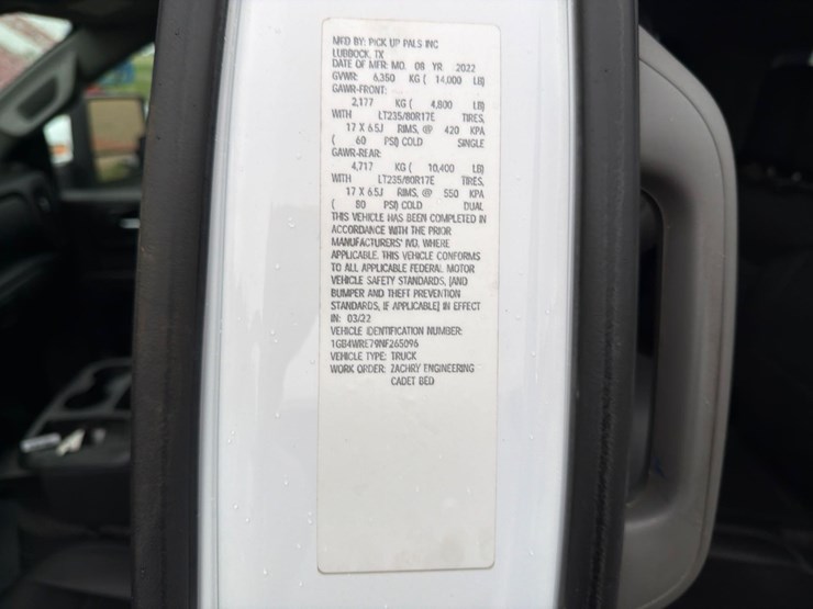 2022-chevrolet-3500-image-16
