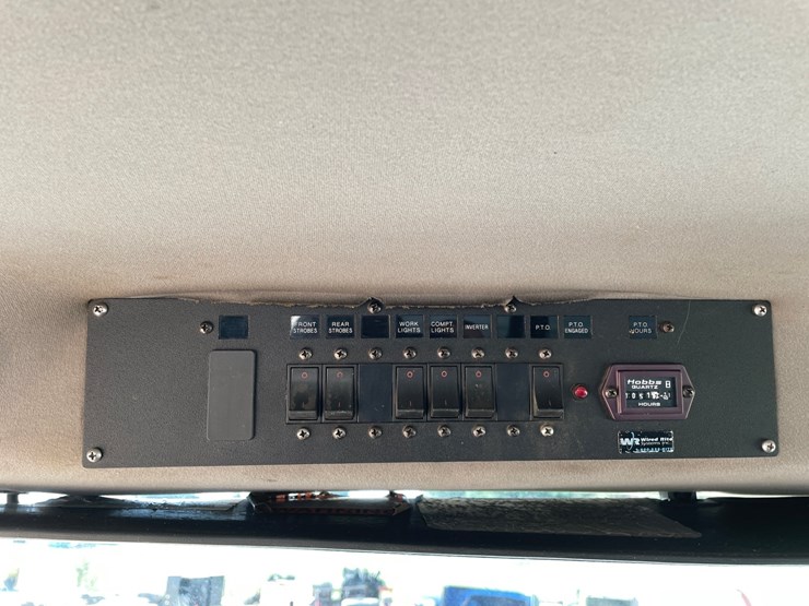 2003-freightliner-fl70-image-155