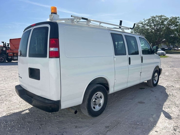 2011-chevrolet-express-2500-image-3