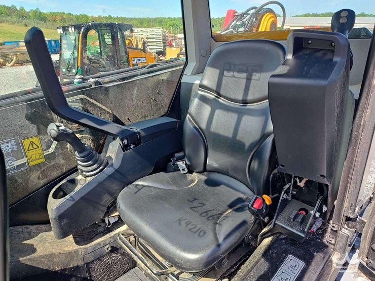 2024-jcb-3ts-8t-image-21