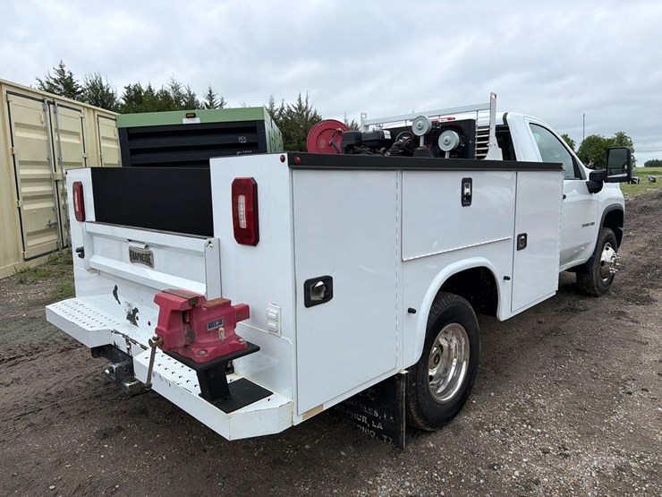 2022-chevrolet-3500-image-3