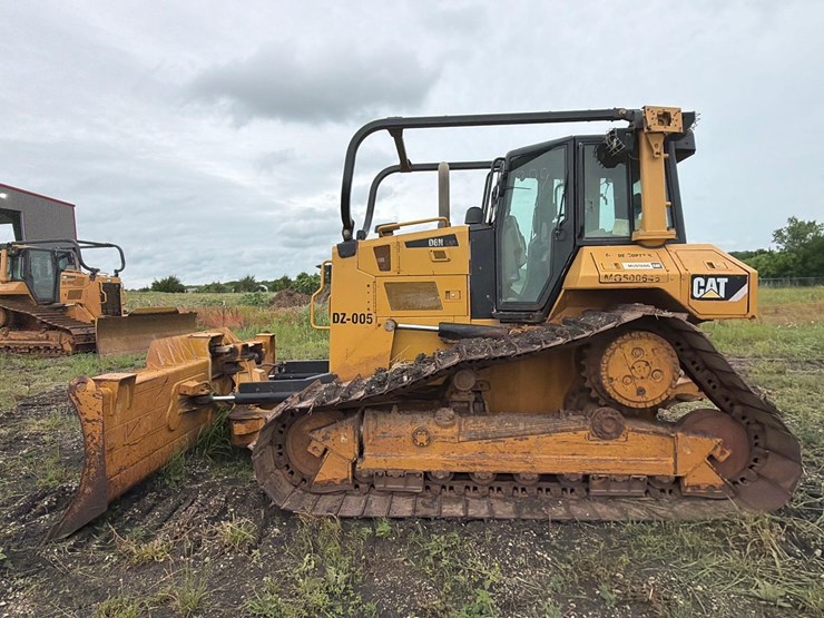 2016-caterpillar-d6n-lgp-image-1