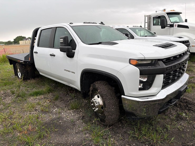 2021-chevrolet-3500-image-2
