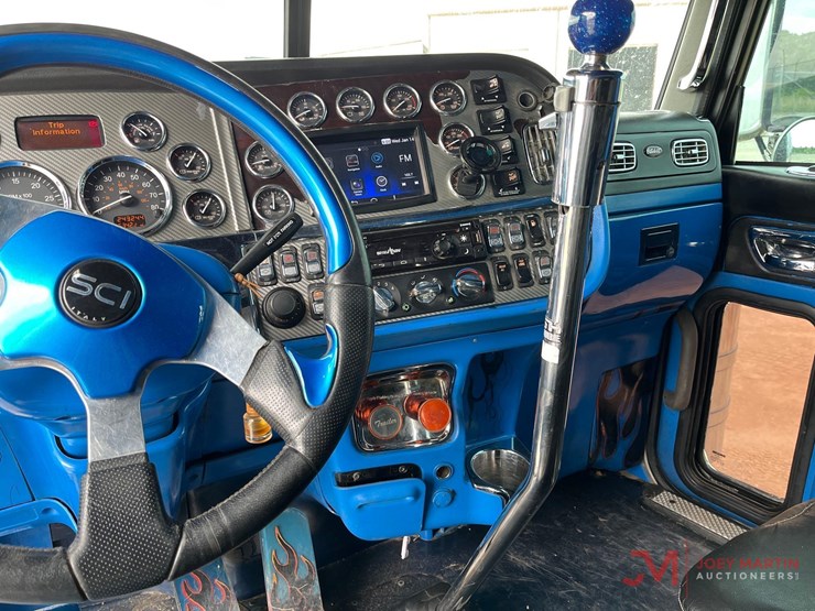 2019-peterbilt-389-image-15