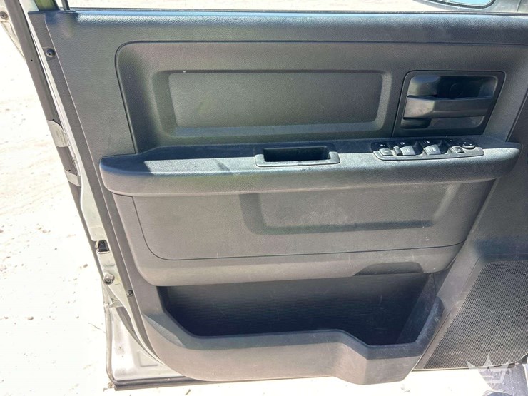 2021-ram-1500-classic-image-11