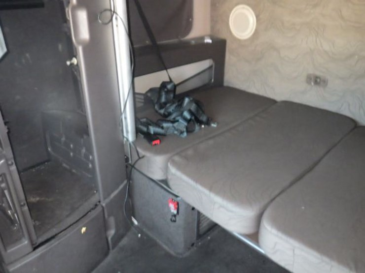 2018-volvo-vnl780-image-24