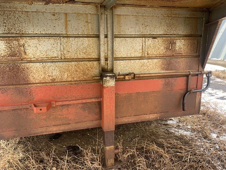 triggs-deluxe-airline-stock-trailer-image-3