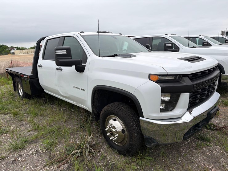 2022-chevrolet-3500-image-2