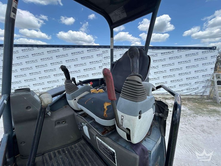 2013-deere-27d-image-14