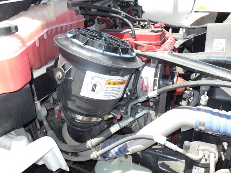 2015-freightliner-m2-106-image-20