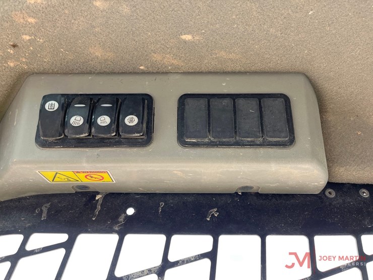 2019-caterpillar-242d-image-13