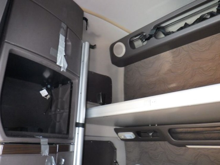 2017-volvo-vnl780-image-22