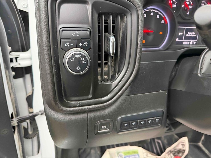 2022-chevrolet-3500-image-19