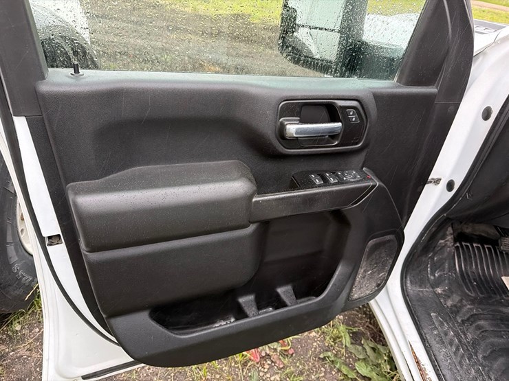 2020-chevrolet-3500-image-18