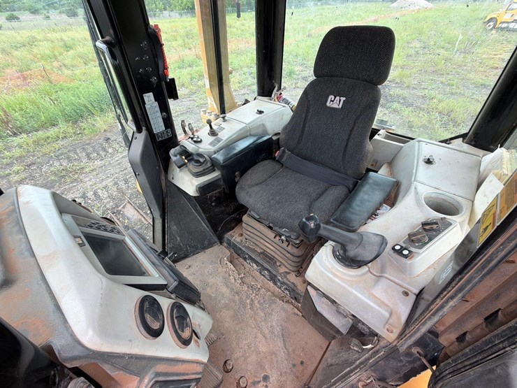 2016-caterpillar-d6n-lgp-image-19