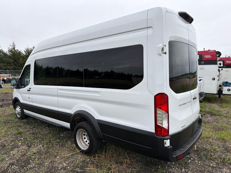 2021-ford-e350-image-5