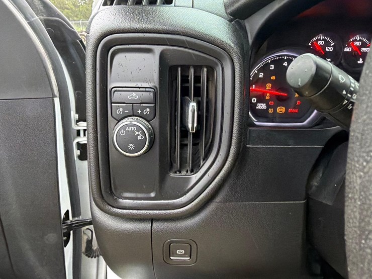 2021-chevrolet-3500-image-19